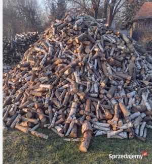 stos sezonowanej gałęziówki